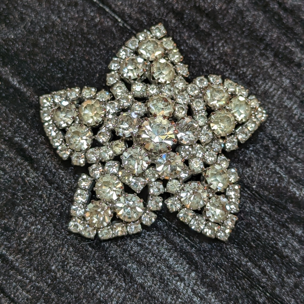Vintage WEISS Rhinestone Star Brooch